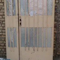 درب دو لنگه تمیز همراه با شیش های بدون چهار چوب