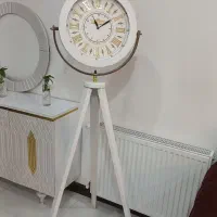 ساعت ایستاده سفید