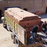 تعدادی کامیون و کامیونت برای سفال