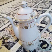 مقداری ظرف چینی