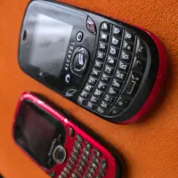 دو عدد گوشی آلکاتل