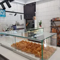 فروشنده خانم در کافه بیکری (اندرزگو)