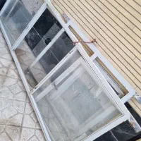 پنجره آهنی با شیشه