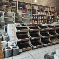فروشنده خانم برای خشکبار فروشی