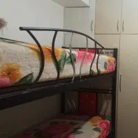 تخت دوطبقه فلزی همراه با تشک تمیز و سالم