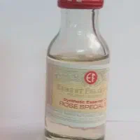 عطر گل محمدی معامله با مرغ یا خروس