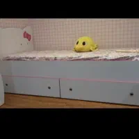 تخت و کتابخانه ی کودک و نوجوان