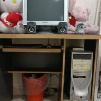 کامپیوتر و میزوصندلی