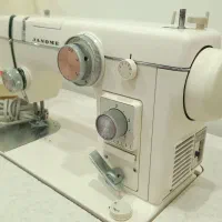 چرخ خیاطی ژانومه ۸۰۲ بسیار تمیز همراه میز و جعبه