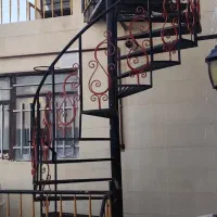 پله آهنی با نرده فرفورژه