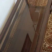 میز چوبی بزرگ، جلو مبلی شیشه ای