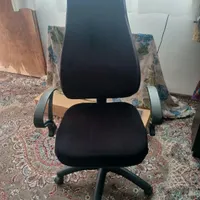 میز کامپیوتر و صندلی چرخدار و جک دار