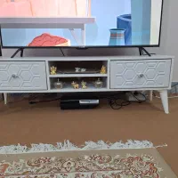 تلویزیون و میز تلویزیون هر دو کاملا سالم|تلویزیون و پروژکتور|بروجرد, |دیوار