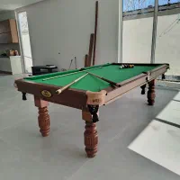 میز با ملزومات بازی بیلیارد