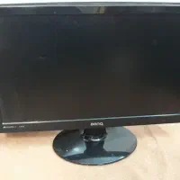 مانیتور و چند عدد قطعه کامپیوتر