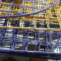 قفسه آهنی کتاب و عروسک