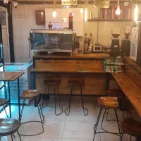 باریستا مسلط به بارگرم و سرد خانم یا اقا