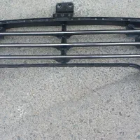 جلو پنجره دو عدد جک شاستی و سواری