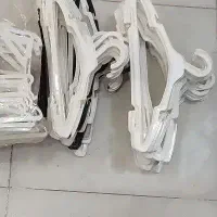 تعدادی چوب لباسی پلاستیکی