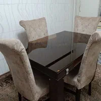 میز ناهار خوری در حد نو بعلت کمبودی جا میفروشم