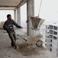 کارگر ساختمانی هستم.