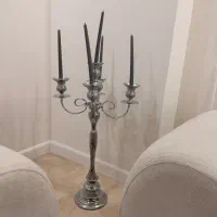 یک جفت شمعدان کنار سالنی