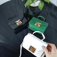 کیف|کیف، کفش، کمربند|کبودرآهنگ, |دیوار