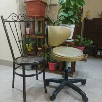 3عدد صندلی فرفوژه و یکی چرخدار و میز کامپیوتر