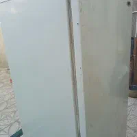 یه دونه یخچال کوچیک . سه تا هم تخت