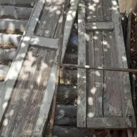 درب چوبی خیلی قدیمی با قفل