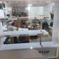 ویترین مغازه لپتاپ . موبایل فروشی