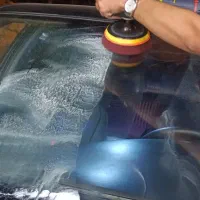 پولیش شیشه اتومبیل و رفع پخش نور در شب سیار