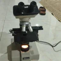 یک دستگاه میکروسکوپ NIKON