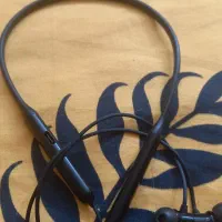 هندزفری وان پلاس در حد نو یکهفته شارژ میده