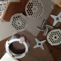 تعدادی تیغه چرخ گوشت پنجره