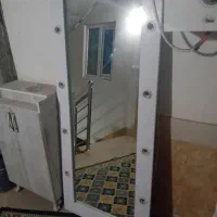 ایینه بزرگ ایستاده ارایشگاه و دکور