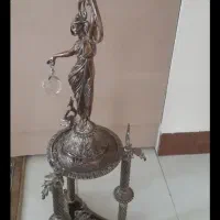 ظرف میوه ایستاده کنار سالنی