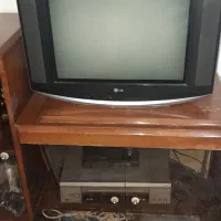 تلوزیون و سی دیو میز تلوزیون و دستگاه دیجیتال