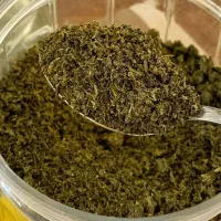 سبزی قورمه سرخ شده وخشک شده بسیار خوش مزه وبه صرفه