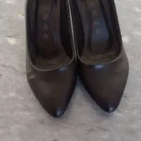 رو بالشتی و کفش نو نو|رختخواب، بالش، پتو|قروه, |دیوار