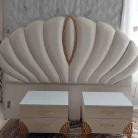 تخت دونفره همراه تشک و دوتا پاتختی