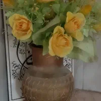 گل مصنوعی و گلدان