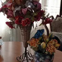 گل مصنوعی و گلدان