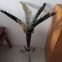 گلدان مسی همراه با برگهای نخل اکلیلی مشکی و طلایی