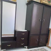 کمد چهار در و یک جای آرایشی آینه در حد نو