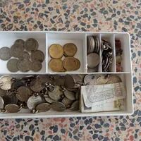کلسیونی از سکه ها وگردنبندهای عتیقه|کلکسیون اشیاء عتیقه|قزوین, |دیوار