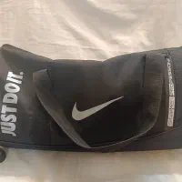 ساک ورزشی و دو ست لباس ورزشی