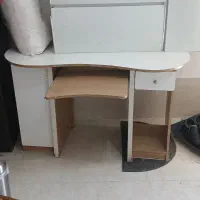 میز کامپیوتر و اب چکان