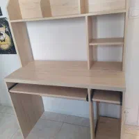 میز تحریر و کامپیوتر