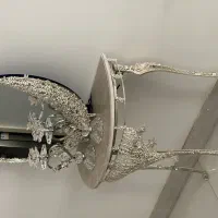 آیینه و شمعدان نقره با میزش